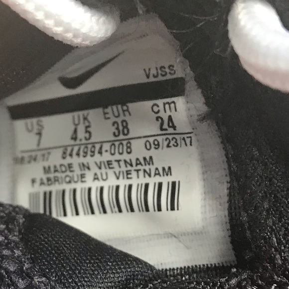 NWT Nike Roshe One Casual Shoes Black WMNS - Picture 7 of 7